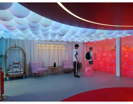 Cadillac Hotel pop-up design for Sole DXB by Studio Königshausen. A brand experience housed various activation rooms where guests can experience themes relating to safety, technology, and design. To create an awe-inspiring sensation, our arriving guests were welcomed into the Cadillac Hotel with a bright, fun, and photogenic installation of infinity mirrors. This installation functioned as the transition space into the fantastic world of Cadillac.